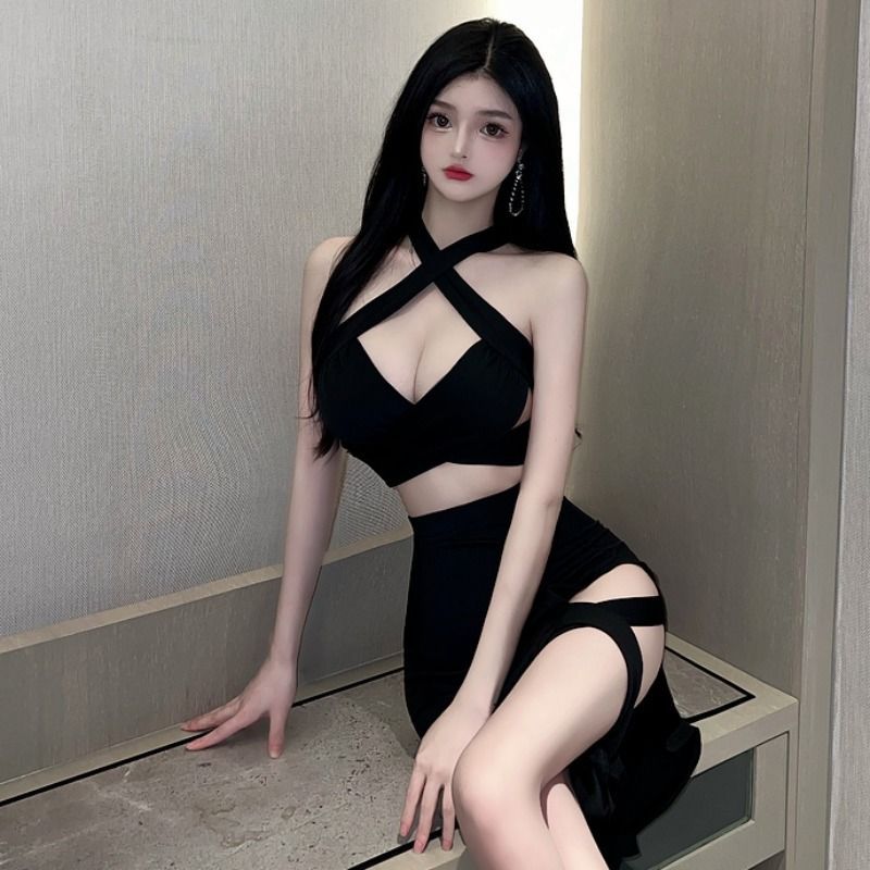 [25.08.05新品] 性感低胸气质黑色挂颈露背交叉背心高腰半身裙两件套 L2311